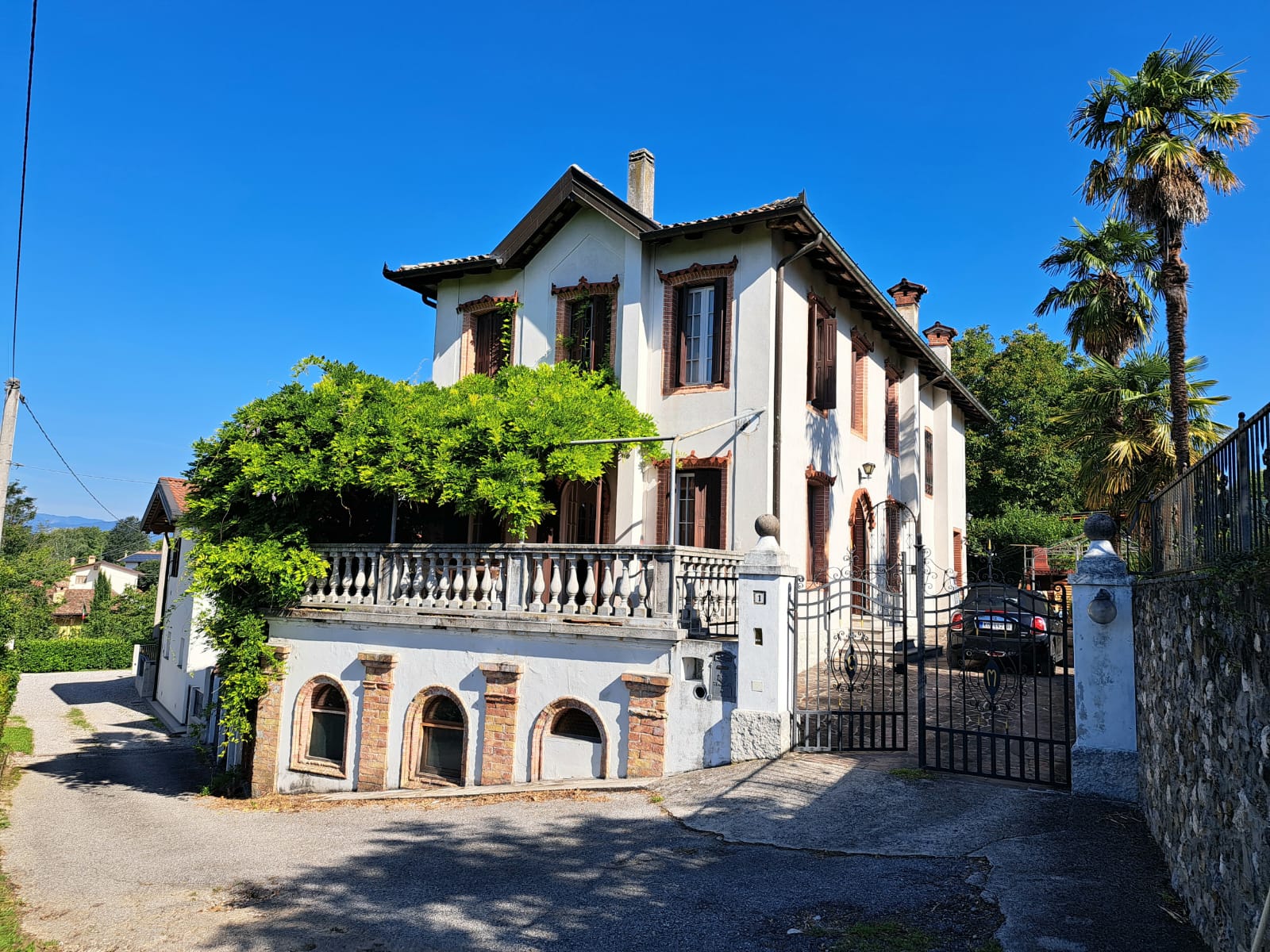 Cassacco Villa von vorne bei blauem Himmel