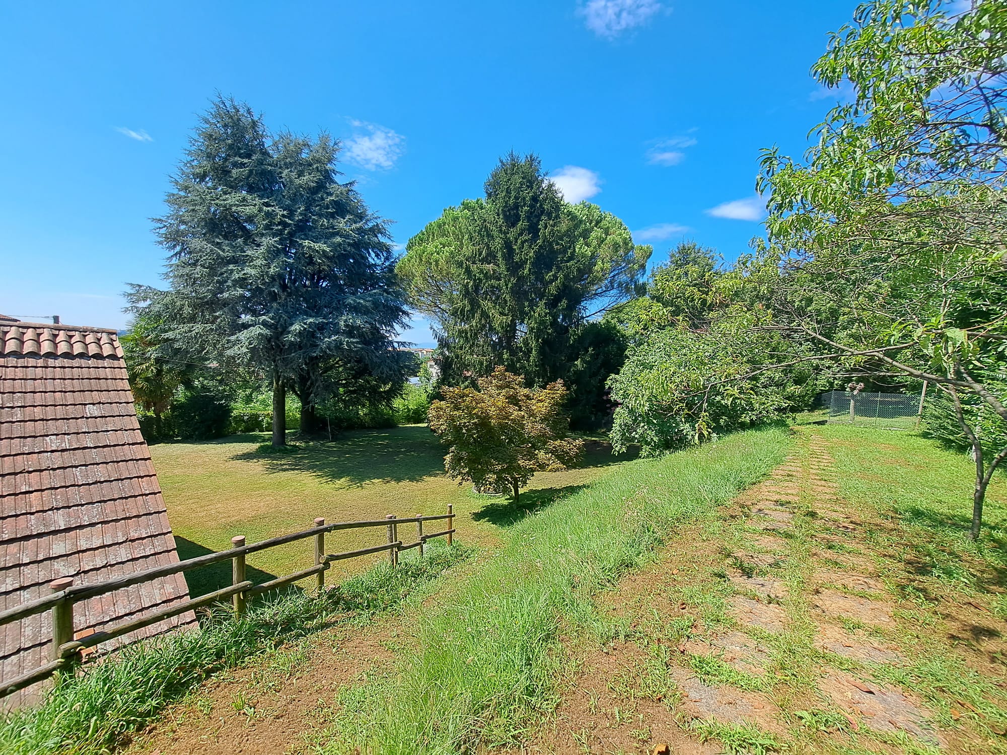 Blick auf den Garten der Villa Cassacco